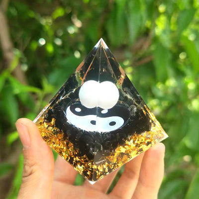 Eastern Mystiques Crystal Ball Pyramid5.6Centimeter Crystal Crushed Stone Epoxy Resin Home Handmade Ornament1