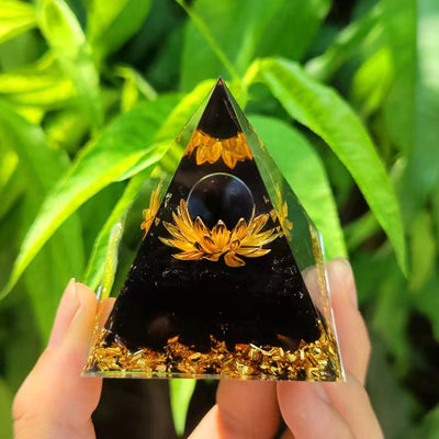 Eastern Mystiques Crystal Ball Pyramid5.6Centimeter Crystal Crushed Stone Epoxy Resin Home Handmade Ornament1