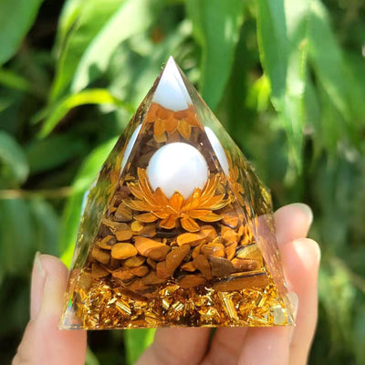 Eastern Mystiques Crystal Ball Pyramid5.6Centimeter Crystal Crushed Stone Epoxy Resin Home Handmade Ornament1