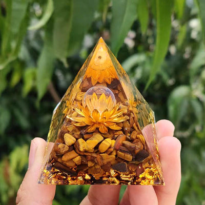 Eastern Mystiques Crystal Ball Pyramid5.6Centimeter Crystal Crushed Stone Epoxy Resin Home Handmade Ornament1
